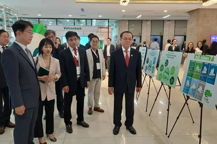 Các đại biểu tham quan triển lãm mô hình năng lượng tái tạo, robot đánh đàn piano... được trưng bày tại hội thảo.