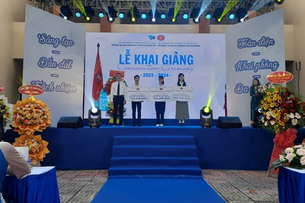 Trao học bổng từ Chương trình Khuyến học, khuyến tài cho ba tân thủ khoa tuyển sinh đại học chính quy năm học 2023-2024.