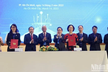 Các đơn ký kết hợp tác tại hội thảo.