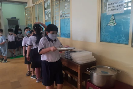 Học sinh Trường tiểu học Phan Đình Phùng, Quận 3, Thành phố Hồ Chí Minh trong giờ ăn bán trú.