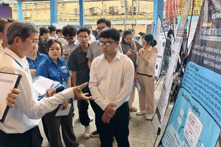 Các đội tham gia cuộc thi trình bày ý tưởng thiết kế vi mạch trước Ban Giám khảo.