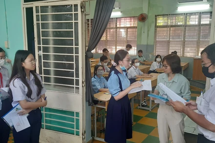 Thí sinh Thành phố Hồ Chí Minh làm thủ tục thi môn Ngữ văn kỳ thi tuyển sinh lớp 10 năm 2024.