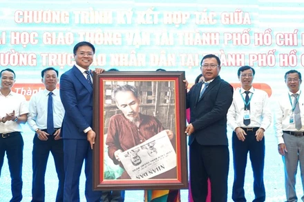 Cơ quan Thường trực Báo Nhân Dân tại Thành phố Hồ Chí Minh tặng Trường đại học Giao thông vận tải Thành phố Hồ Chí Minh bức tranh Bác Hồ đọc Báo Nhân Dân.