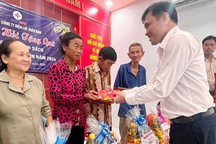 Ông Nguyễn Phước Đức tặng quà Tết cho người dân tại huyện Tân Thạnh, tỉnh Long An