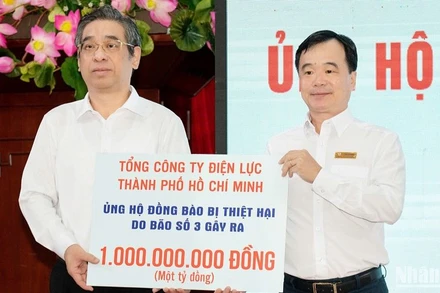 Đại diện Đảng ủy EVNHCMC trao 1 tỷ đồng ủng hộ đồng bào bị thiệt hại do bão số 3 gây ra tại miền bắc.