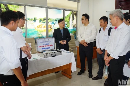 Các đại biểu tìm hiểu về công nghệ tiết kiệm điện.