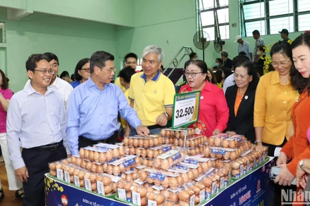 Lãnh đạo Thành phố Hồ Chí Minh tham quan gian hàng 0 đồng cho người dân trong dịp Tết Nguyên đán.