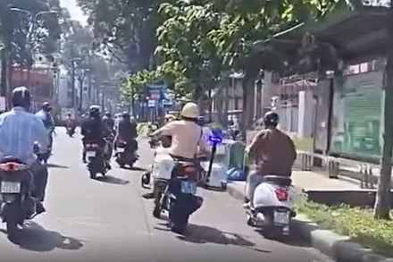 Hình ảnh Đại úy Dương Hải thực hiện yêu cầu dừng xe đối với người vi phạm.