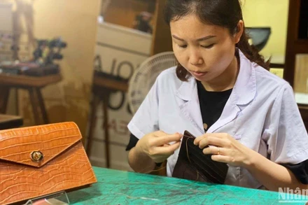 Người thợ thủ công trẻ của Hoi An Soul đang tỉ mỉ thực hiện những sản phẩm vừa đẹp mắt vừa có tính ứng dụng cao.