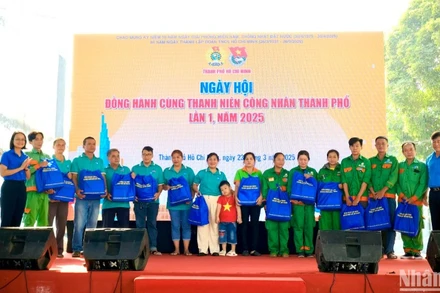 Các thanh niên, công nhân có hoàn cảnh khó khăn nhận quà từ ban tổ chức chương trình.