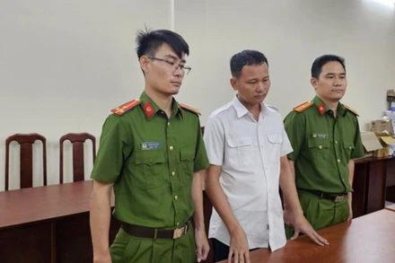 Đối tượng Lê Văn Ngọc (áo trắng) tại Cơ quan chức năng. (Ảnh: Công an cung cấp)