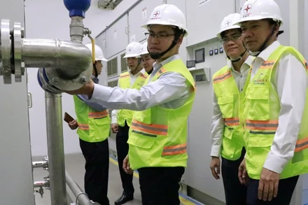 Đoàn đi kiểm tra thực tế giải pháp biến tần tại Nhà máy Nhiệt điện Vĩnh Tân 2.