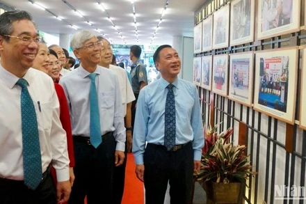 Các đại biểu tham quan triển lãm hình ảnh các hoạt động tổ chức Ngày hội Đại đoàn kết toàn dân tộc giai đoạn 2003-2023