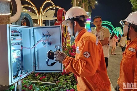 Công nhân kiểm tra kỹ thuật quá trình vận hành điện tại huyện Côn Đảo.