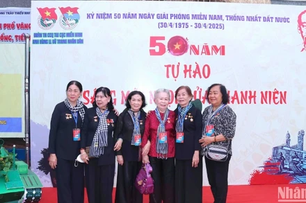 Các đại biểu tham dự buổi họp mặt.