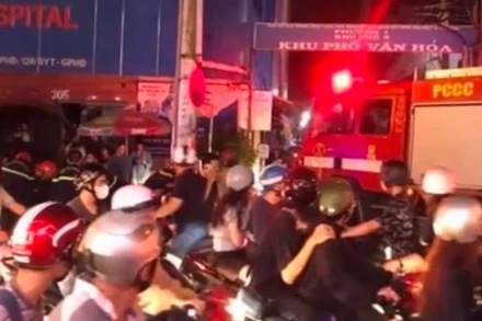 Nhiều người dân đi qua chứng kiến vụ cháy.