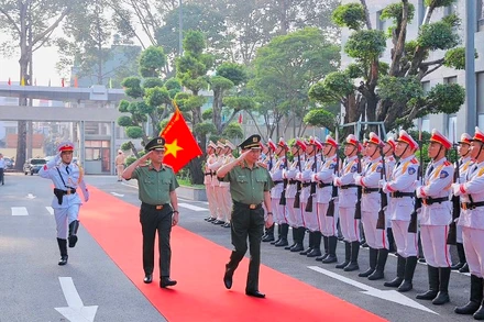 Bộ trưởng Tô Lâm duyệt đội danh dự khi đến dự Hội nghị. (Ảnh: ĐỨC NAM)