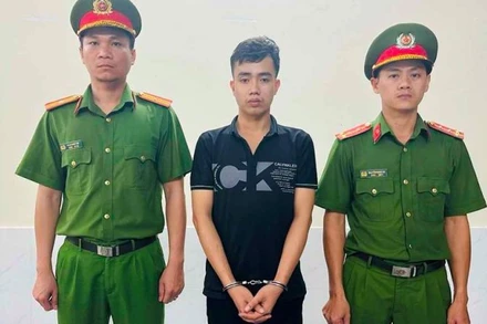 Đối tượng giết người Nguyễn Đăng Khoa (áo đen) tại cơ quan chức năng.