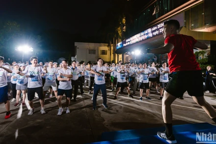 Cán bộ, công nhân viên, người lao động Tổng công ty Điện lực miền nam hưởng ứng hoạt động tiết kiệm điện trong chiến dịch Giờ Trái đất 2024.