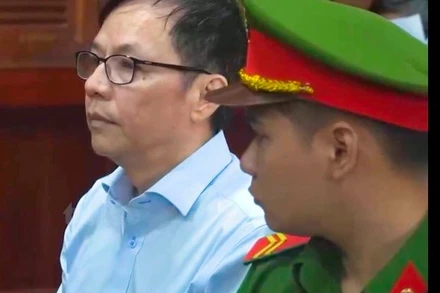 Bị cáo Diệp Dũng (áo trắng) tại phiên tòa.