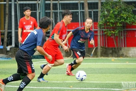 Một pha tranh bóng trong trận đấu giữa Báo Người Lao Động và Liên quân Sài Gòn Giải Phóng và Đài tiếng nói TP Hồ Chí Minh