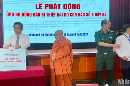 Lãnh đạo Thành phố Hồ Chí Minh trao ủng hộ đồng bào các tỉnh miền bắc gặp thiên tai, bão lũ.