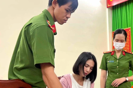 Ngọc Trinh tại cơ quan công an. (Ảnh: Công an cung cấp) 