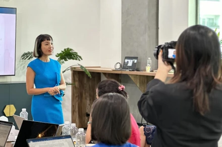 Đại diện Anphabe trao đổi thông tin tại chương trình