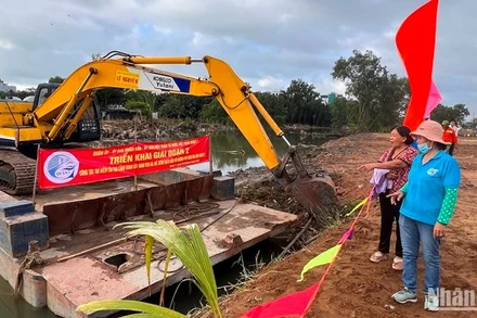 Người dân chứng kiến công trình thí điểm cải tạo cảnh quan cây xanh ven ao hồ, kênh rạch gắn với đường phố