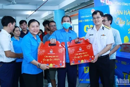 Đại tá Nguyễn Năng Toàn, Bí thư Đảng ủy, Chủ tịch Tổng Công ty và lãnh đạo Liên đoàn lao động thành phố Thủ Đức trao quà cho người lao động.