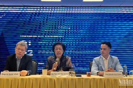 Đại diện Ban Tổ chức Diễn đàn trao đổi thông tin với các cơ quan báo chí.