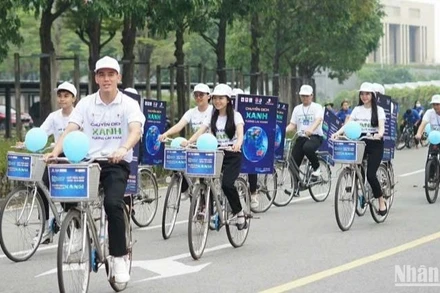 Tuyển thủ bóng đá quốc gia Nguyễn Tiến Linh tham gia đạp xe tuyên truyền tiết kiệm điện.