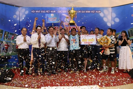 Đài Truyền hình Thành phố Hồ Chí Minh nâng cúp vô địch vòng loại phía nam ở mùa giải Press cup lần thứ 9.