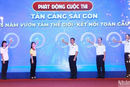 Các đại biểu nhấn nút phát động cuộc thi.