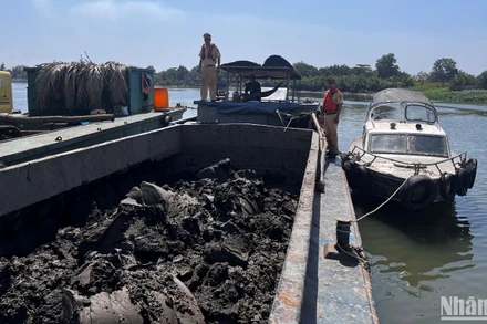 Cảnh sát giao thông bắt quả tang các đối tượng múc đất trái phép trên sông.