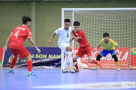 Một pha tranh chấp bóng trong trận đấu giữa Hà Nội và Cao Bằng.