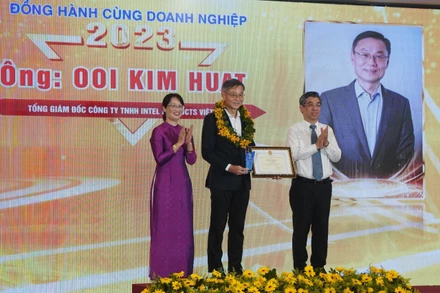 Lãnh đạo Liên đoàn lao động Thành phố Hồ Chí Minh tuyên dương Ông Ooi Kim Huat, Tổng Giám đốc Công ty TNHH Intel Products Việt Nam.