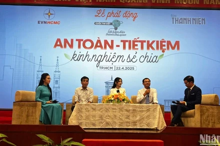 Đại diện Ban Tổ chức tọa đàm, trao đổi tại chương trình.