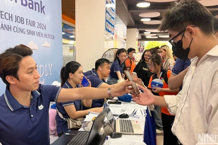 Các sinh viên tham gia phỏng vấn, tìm hiểu các doanh nghiệp tuyển dụng tại ngày hội.