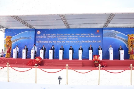 Các đồng chí lãnh đạo Đảng và nhà nước, lãnh đạo Tập đoàn Vingroup nhấn nút phát lệnh khởi công dự án.