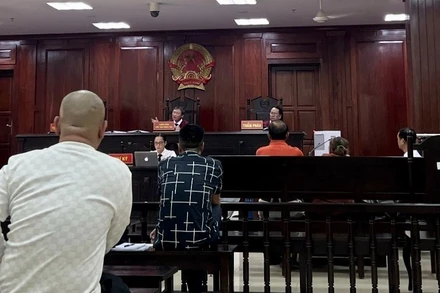 Hội đồng xét xử xét xử vụ án.