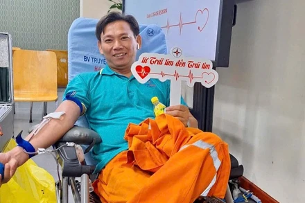 Công đoàn viên EVNHCMC tham gia hiến máu nhân đạo.