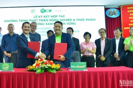 Đại diện hai đơn vị ký kết hợp tác "Chương trình phát triển nông nghiệp và thực phẩm định hướng xanh, bền vững”.
