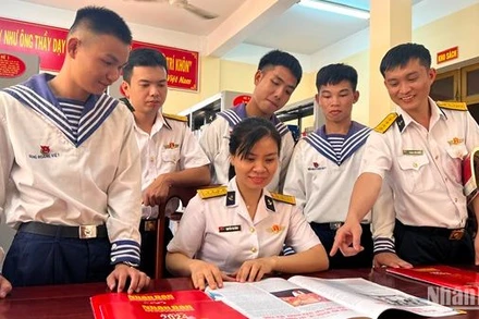 Cán bộ, chiến sĩ đọc những thông tin ý nghĩa trên ấn phẩm Báo Nhân Dân Xuân Giáp Thìn 2024.