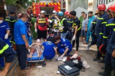 Các lực lượng cứu hộ sơ cứu cho một nạn nhân bị thương vụ sập nhà.