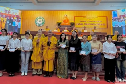 Văn phòng 2 Trung ương Giáo hội Phật giáo Việt Nam trao học bổng cho các sinh viên