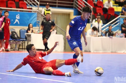 Một tình huống bóng trong trận đấu giữa cầu thủ hai đội Thái Sơn Bắc-Tân Hiệp Hưng Thành phố Hồ Chí Minh