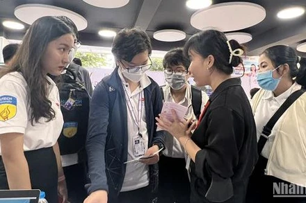 Sinh viên HUTECH nghe tư vấn về việc làm tại ngày hội.