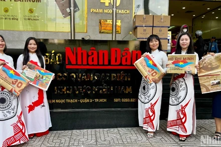 Bạn đọc nhận phụ san đặc biệt và check in tại Cơ quan đại diện khu vực miền nam.