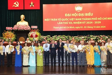 Lãnh đạo Ủy ban nhân dân Thành phố Hồ Chí Minh tặng hoa chúc mừng các đại biểu dự đại hội.